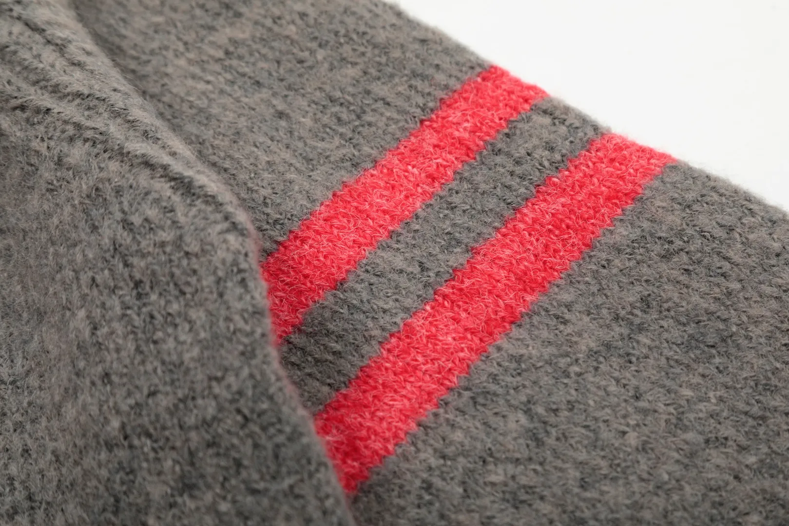 VIVI138 vivienne west wood 25th spring new model, three-color yarn wool splicing embroidered chapter design round neck 🧩 5.5-count custom-woven and dyed tunic hair, definitely not the spandex imitation wool on the market 🧩100% restoration of heavy industrial weaving method loose cuffs restored original pattern 🧩super high embroidery density single chapter embroidery 20,000 stitches 🧩100% chemically tested custom-woven and dyed wool 0 color difference Size: 1 yard (90-110 pounds) 2 yards (110-130 pounds) 3 yards (130-150 pounds) Color: gray yellow